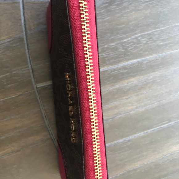 LAST 1 Michael Kors Lipstick Hattie Zip Wallet - Picture 2 of 8